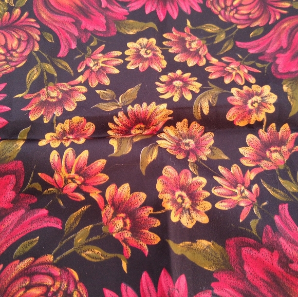 Red floral scarf - Picture 4 of 5